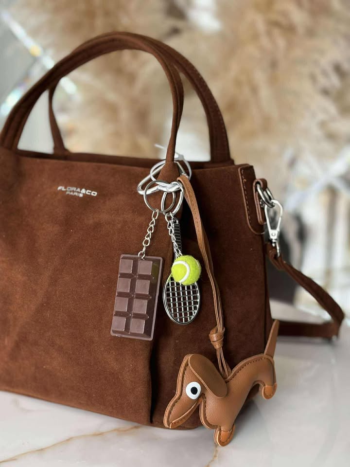 Torebka skóra ekologiczna FLORA&CO kuferek listonoszka brelok camel - obrazek 3