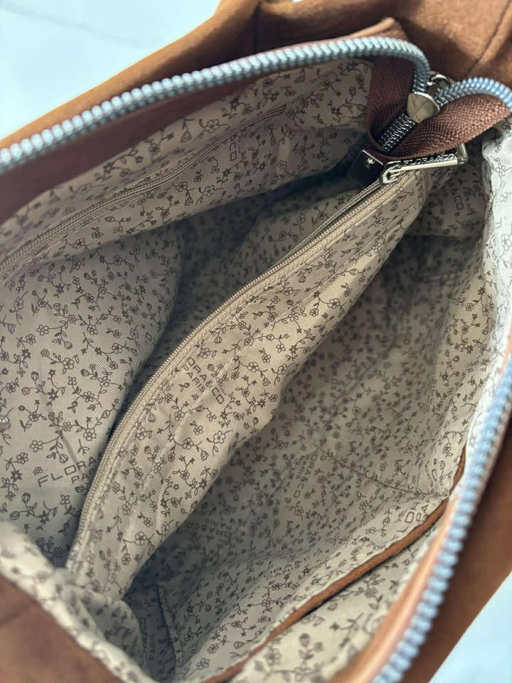 Torebka skóra ekologiczna FLORA&CO kuferek listonoszka brelok camel - obrazek 5